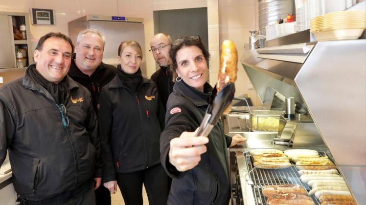 Wurst und Pommes gibt es im Imbiss Currylust in der Großen Straße. Und scharfe Soßen. Sehr scharfe Soßen. Foto: Jörn Martens