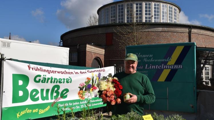 Mit Blumen und Honig: Winfried Mattfeld ist jetzt auf den Delmenhorster Wochenmärkte vertreten. Foto: Marco Julius