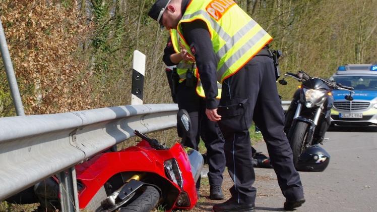 Schwerer Unfall auf der Autobahn-Abfahrt in Ganderkesee: Ein Motorradfahrer kam ins Rutschen und prallte gegen die Außenschutzplanke. Foto: Günther Richter