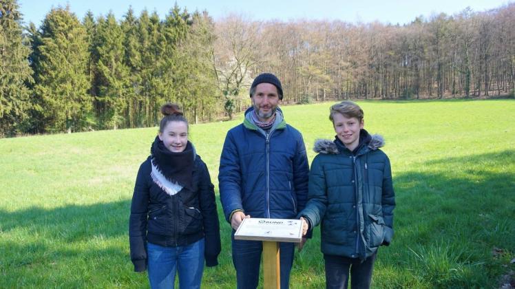 Noch ist der Boden zu kalt, aber mit steigenden Temperaturen werden die Feldgrillen aus ihren Höhlen kommen. Das stellten (von links) Pauline Hinz (15) aus Versmold, Schülerpraktikantin beim BUND, Matthias Beckwermert, Geschäftsführer des BUND für den Landkreis Osnabrück und sein Sohn Paul (14) am Mittwoch bei einer Begehung des Grillen-Hangs in Nolle fest. Foto: Carolin Hlawatsch Noch ist der Boden zu kalt, aber mit steigenden Temperaturen werden die Feldgrillen aus ihren Höhlen kommen. Das stellten (von links) Pauline Hinz (15) aus Versmold, Schülerpraktikantin beim BUND, Matthias Beckwermert, Geschäftsführer des BUND für den Landkreis Osnabrück und sein Sohn Paul (14) am Mittwoch bei einer Begehung des Grillen-Hangs in Nolle fest. Foto: Carolin Hlawatsch