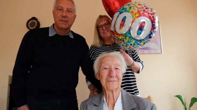 Und wieder hat eine Delmenhorsterin ihr dreistelliges Lebensalter vollendet: Frieda Pontow feierte gestern unter anderem mit Neffe Jürgen Fleischer und dessen Frau Brigitte ihren 100. Geburtstag. 
