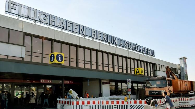 Die Abfertigung am Flughafen Berlin-Schönefeld wurde vorerst gestoppt. Foto: dpa/Bernd Settnik