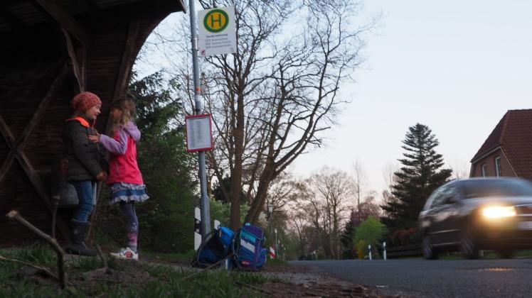 Anwohner am Denkmalsweg sind besorgt um die Sicherheit der Fußgänger und insbesondere der Kinder, die morgens an der Bushaltestelle auf den Schulbus warten.