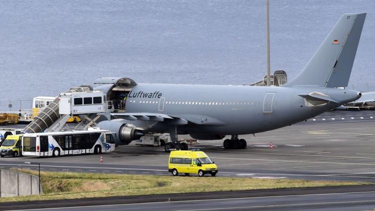 Mit einem Airbus der Luftwaffe sind 15 Verletzte von Madeira nach Deutschland geflogen worden. Foto: AFP/MIGUEL RIOPA
