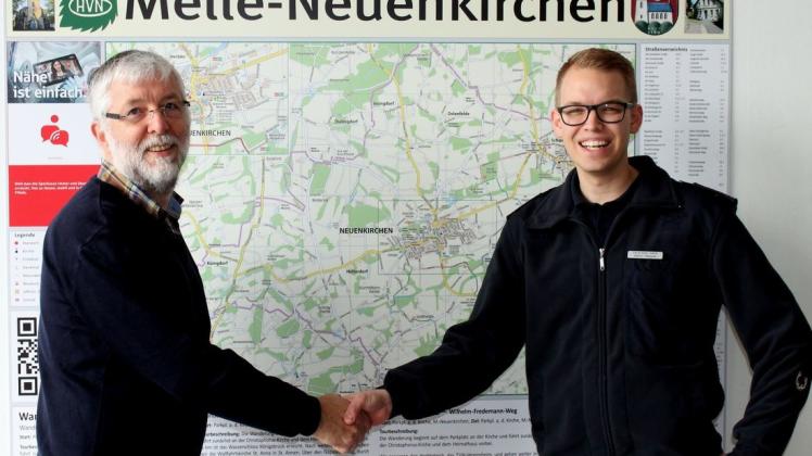 Die neue Stadtteilkarte ermöglicht einen guten Überblick über Neuenkirchen. Ortsbrandmeister Mario Seppel (rechts) dankte dafür dem stellvertretenden Vorsitzenden des Heimatvereins Hartmut Bodenstein. Foto: Keano Neumann Die neue Stadtteilkarte ermöglicht einen guten Überblick über Neuenkirchen. Ortsbrandmeister Mario Seppel (rechts) dankte dafür dem stellvertretenden Vorsitzenden des Heimatvereins Hartmut Bodenstein. Foto: Keano Neumann