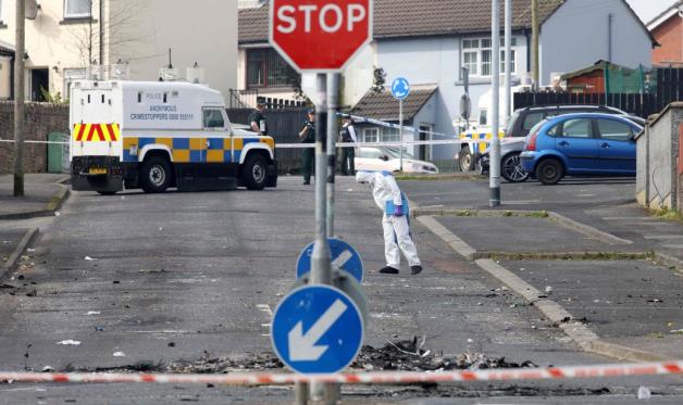 Der Tag nach den Krawallen. Polizisten bei der Spurensicherung. Foto: AFP/Paul Faith Der Tag nach den Krawallen. Polizisten bei der Spurensicherung. Foto: AFP/Paul Faith