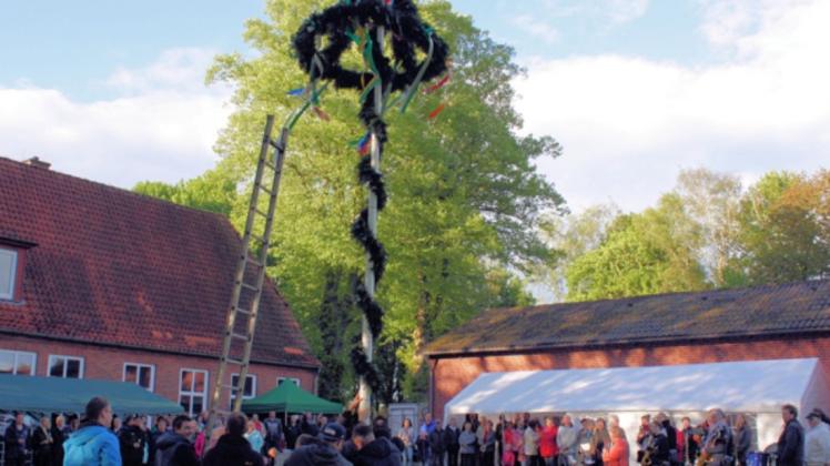 Tradition mit viel Spaß: Maibaumsetzen in Ganderkesee, wie hier in Bookhorn 2018. Foto: Karsten Scherschanski