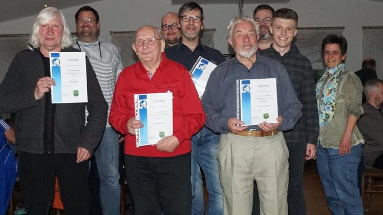 Der Vorstand des Vereins Bogensport Delmenhorst zusammen mit den geehrten langjährigen Mitgliedern. Foto: Lars Pingel Der Vorstand des Vereins Bogensport Delmenhorst zusammen mit den geehrten langjährigen Mitgliedern. Foto: Lars Pingel