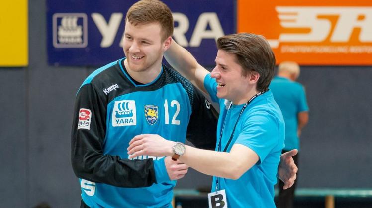 Riesenfreude bei Torwart Leon Mehler und Till Wiechers: Der Trainer des HC Empor war beim 27:27 in Hildesheim sehr stolz auf seine Mannschaft.