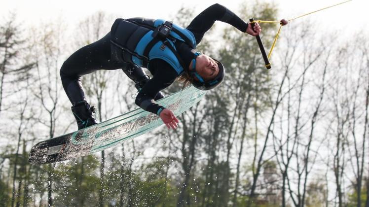 Jolina Thormann am Alfsee bei Rieste. Sie ist deutsche Meisterin in der Altersklasse U15 und wurde Dritte bei der WM in Argentinien. Foto: Michael Gründel