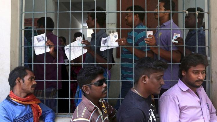 Wähler werden am Zeigefinger mit Tinte markiert, um eine erneute Stimmabgabe auszuschließen Foto: dpa/AP/R. Parthibhan