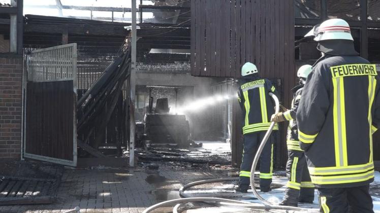 120 Feuerwehrkräfte kämpften in Wardenburg gegen die Flammen in einem Reiterhof. Foto: Nonstopnews