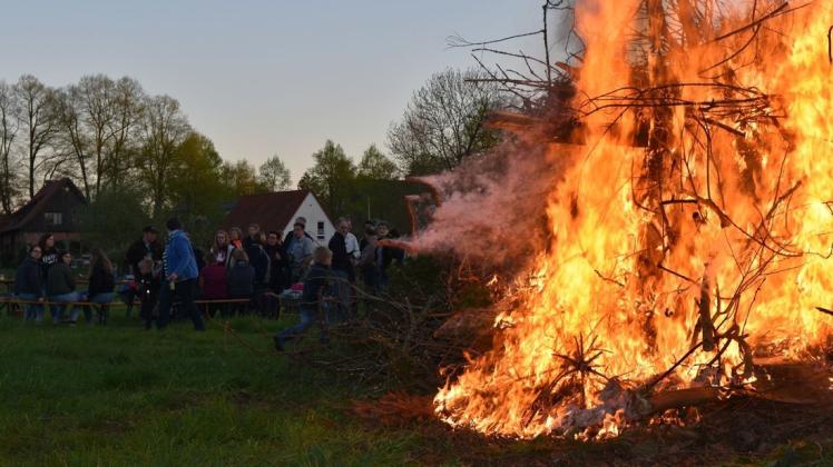 Klein und gemütlich war das Osterfeuer der Dorfgemeinschaft Mühlenende in Hasbergen. Foto: Vincent Buß