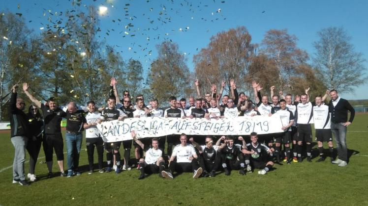 Der FSV Bentwisch rollt das Spruchband aus: Der Meistertitel 2018/19 in der Fußball-Landesklasse III ist perfekt!