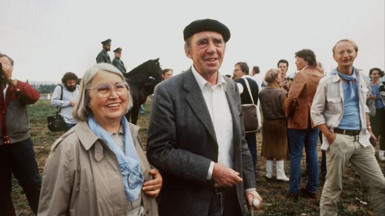 Der Schriftsteller Heinrich Böll mit seiner Frau Annemarie. Heinrich Böll wurde 1983 die Ehrenbürgerwürde seiner Heimatstadt Köln verliehen. Foto: Harry Melchert/dpa