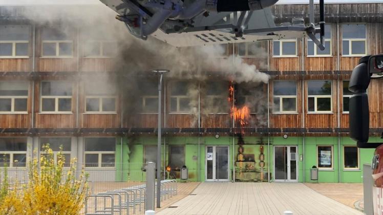 Am letzten Ferientag brennt die Fassade des Gymnasiums Reutershagen - war es Brandstiftung?