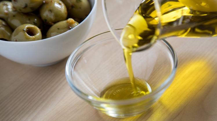 "Flüssiges Gold": Nur zwei der getesteten Olivenöle wurden mit "gut" bewertet.  Foto: dpa/Christin Klose