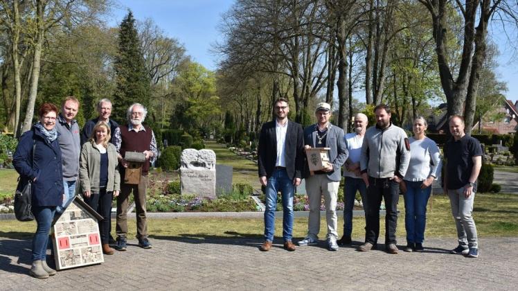 Zahlreiche Kooperationspartner hat Holger Berentzen (4. von links) von der Stadtpastoral Lingen für das Projekt "Ökologische Aufwertung des Neuen Friedhofs" gewonnen. Foto: Ludger Jungeblut