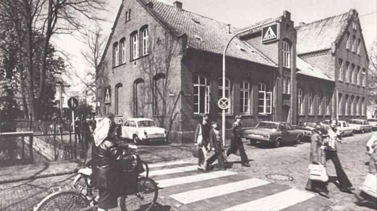 Sie war auch als die „Rote Schule“ bekannt: Bis 1973 befand sich in diesem Gebäude an der Schulstraße in Delmenhorst die Jahnschule. 