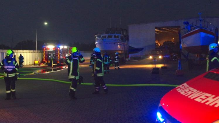 Zweimal in nur drei Tagen hat es beim Weser Yacht Club in Lemwerder gebrannt. Am Freitag fiel der Schaden aber geringer aus. Foto: Günther Richter