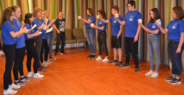 Mit Schauspieltrainer Martin Kammer übt eine Gruppe der "Jungs un Deerns", Emotionen und Rollen authentisch umzusetzen. Foto: Sonia Voigt