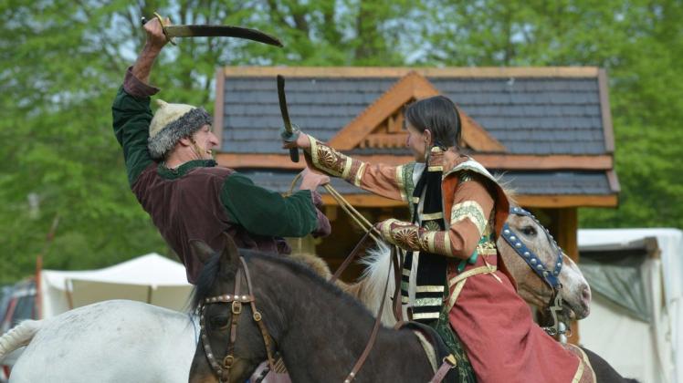 In historischen Kostümen lieferten sich Reiter bei der zweiten Auflage des „Mittelalterlichen Markttreybens“  in Nortrup Schaukämpfe auf dem Pferderücken. Foto: Georg Geers
