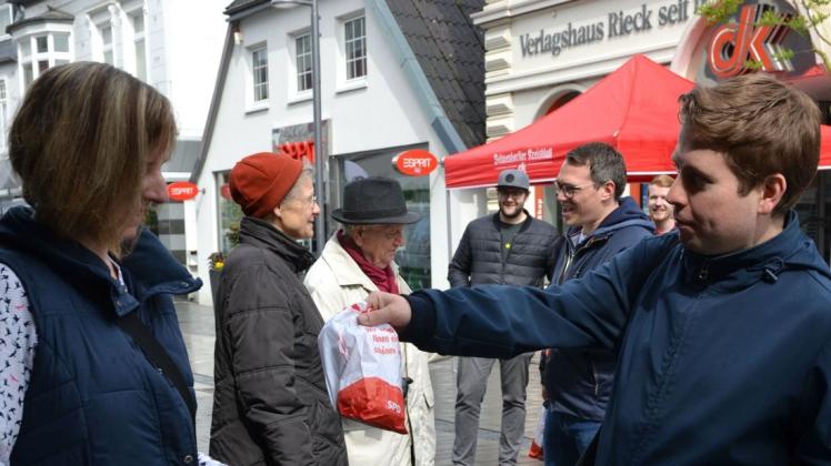 Der Bundesvorsitzende der Jusos Kevin Kühnert (von rechts), SPD-Europaabgeordneter Tiemo Wölken und örtliche Jusos machen mit Brötchen Europawahl-Werbung. Foto: Sonia Voigt