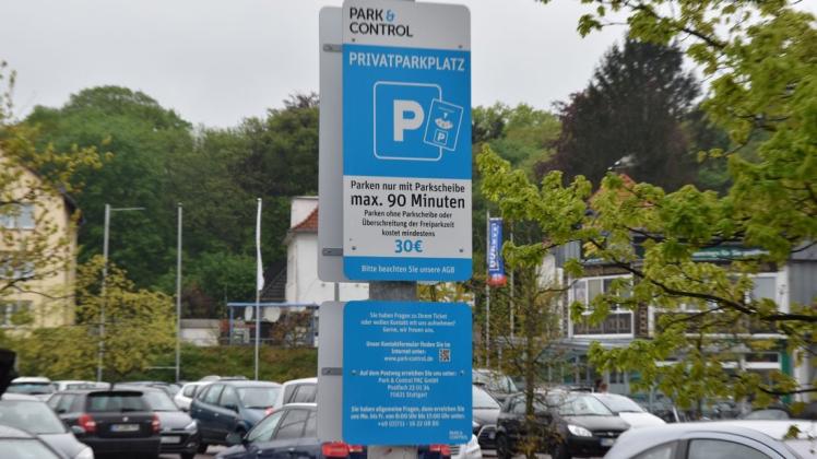 Auf dem Parkplatz am Deichhorst-Center in Delmenhorst darf seit Montag nur 90 Minuten lang geparkt werden. 