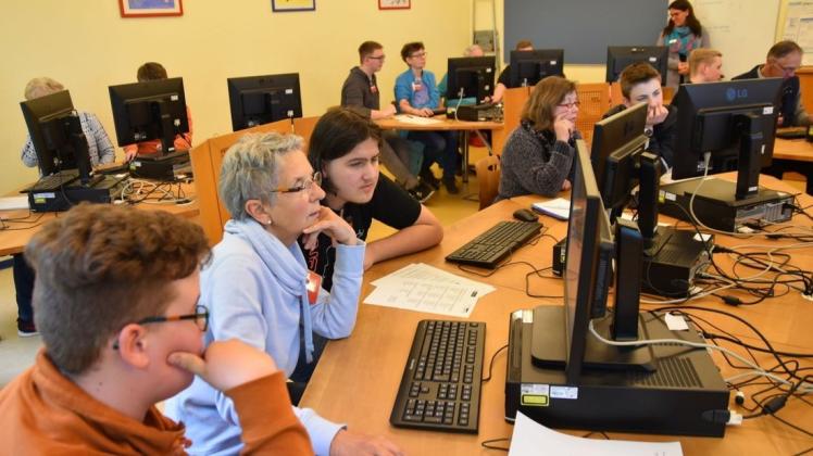 Die Senioren hören den Schülern bei der Computerschulung im Förderzentrum am Habbrügger Weg aufmerksam zu. Foto: Christopher Bredow Die Senioren hören den Schülern bei der Computerschulung im Förderzentrum am Habbrügger Weg aufmerksam zu. Foto: Christopher Bredow