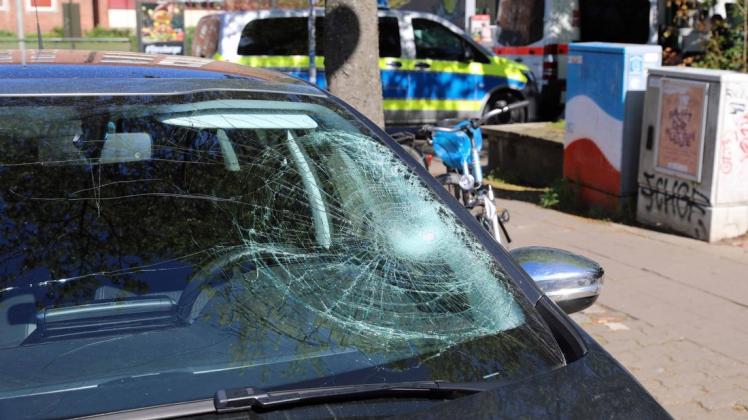 Weil er bei Rot über die Ampel gelaufen ist, hat ein Auto einen 23-Jährigen auf Hamburger Straße erfasst.