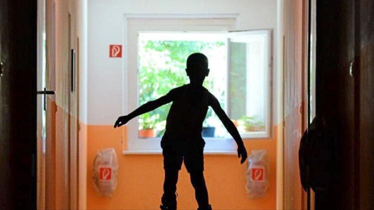 Ein Junge fährt auf dem Flur des Diakonischen Werkes mit seinen Skates. Ein Junge fährt auf dem Flur des Diakonischen Werkes mit seinen Skates.