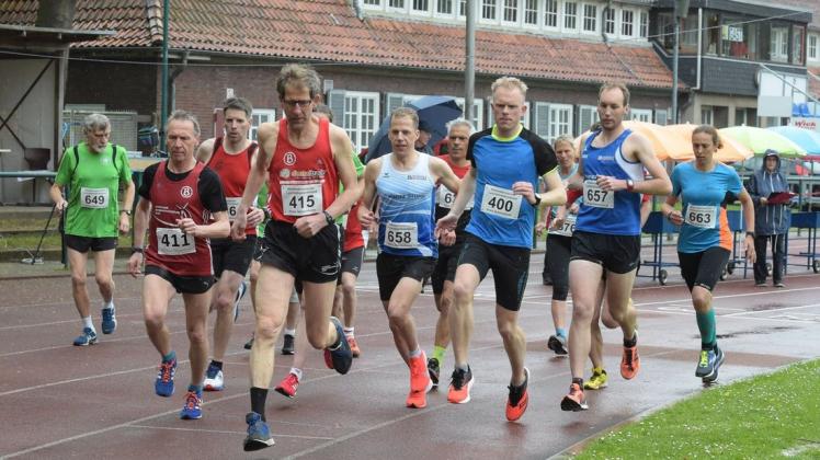 Auf geht&apos;s: 14 Läuferinnen und Läufer nahmen am Stundenlauf 2019 in Delmenhorst teil. Foto: Rolf Tobis