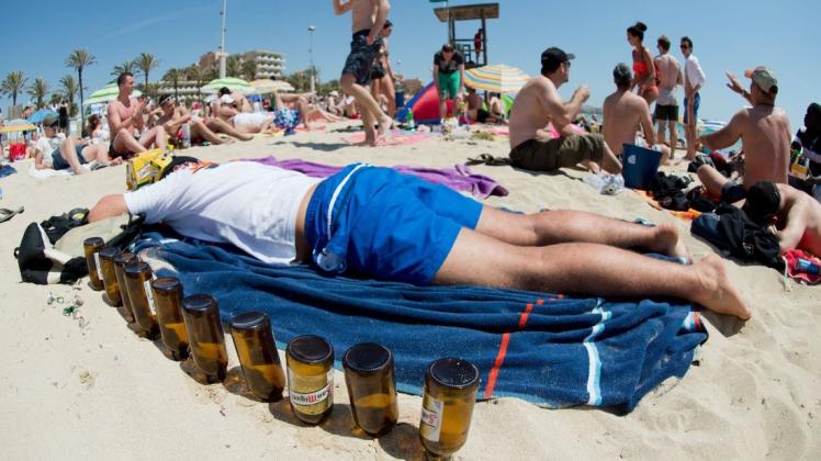 Die härteren Regeln gegen Alkoholkonsum im Freien greifen nur bedingt. Foto: dpa/Julian Stratenschulte