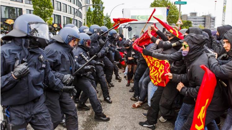 Demonstranten und Polizisten am 1. Mai 2014 in Hamburg. Foto: Imago/Lars Berg