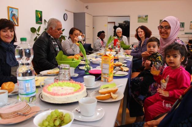 Bewohner feierten mit einem Stadtteilfrühstück den einjährigen Geburtstag des Nachbarschaftsbüros Hasport. Foto: Frederik Grabbe