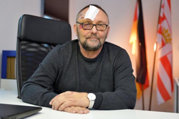 AfD-Politiker Frank Magnitz nach dem Angriff in Bremen. Foto: dpa/Michael Bahlo
