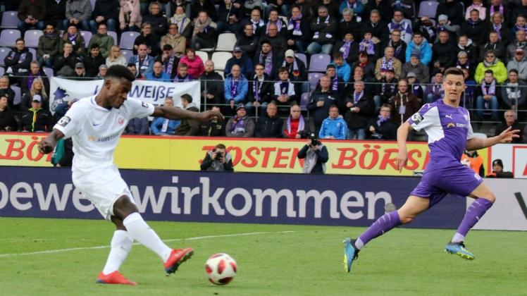 Mittlerweile eiskalt vor der Kiste: Hier erzielt Merveille Biankadi den 2:1-Siegtreffer für den FC Hansa in Osnabrück. Es war bereits das zehnte Saisontor des Offensivmannes. Foto: Lutz Bongarts