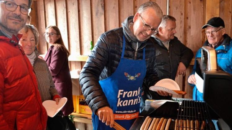 Wahlkampf geht durch den Magen: Bürgermeisterkandidat Frank Holle stellt sich beim „Grill &amp; Talk“ den Stuhrern vor. 