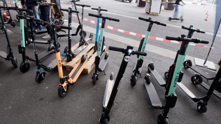 Sie sollen die urbane Mobilität vorantreiben: E-Tretroller. Foto: dpa/Julian Stratenschulte