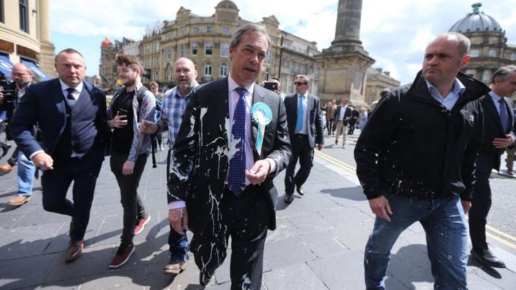 Während des Wahlkampfs in Northumberland bekam Brexit-Parteichef Nigel Farage eine klebrige Dusche ab. Foto: imago images/ZUMA Press/Andrew Mccaren