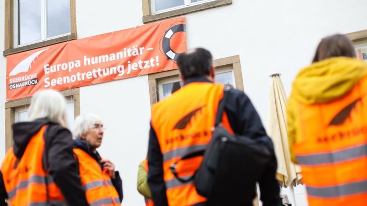 Die Fahnenaktion "Europa humanitär – Seenotrettung jetzt" des Aktionsbündnisses Seebrücke startet beim Forum am Dom. Foto: Michael Gründel