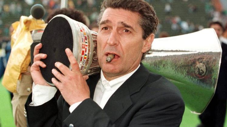 Ein typisches Bild: Rudi Assauer mit Zigarre im Mund – hier 1997 nach dem Gewinn des UEFA-Pokals mit Schalke 04. 