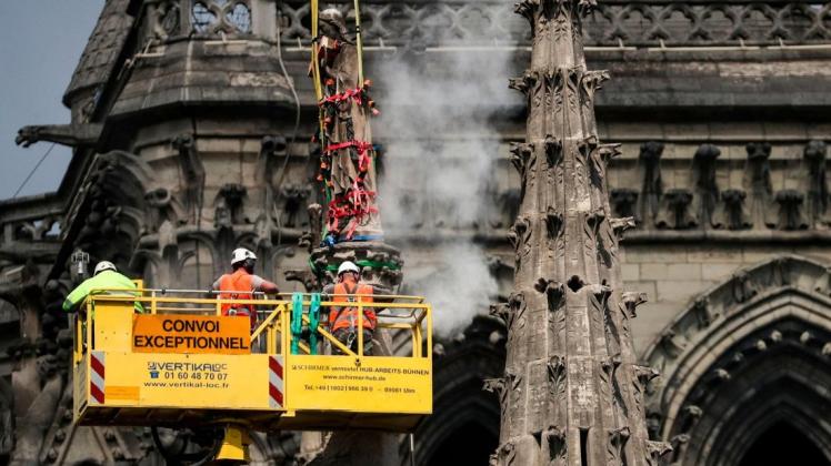 Die Arbeiten an Notre-Dame laufen. Einige Stützpfeiler seien "bröselig wie Zucker" meinen Experten. Foto: AFP/KENZO TRIBOUILLARD