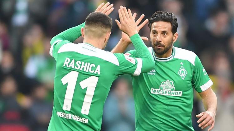 Zwei Garanten für die Glücksmomente, für die der SV Werder in dieser Saison sorgt: Milot Rashica (links) und Claudio Pizarro. Foto: dpa/Carmen Jaspersen