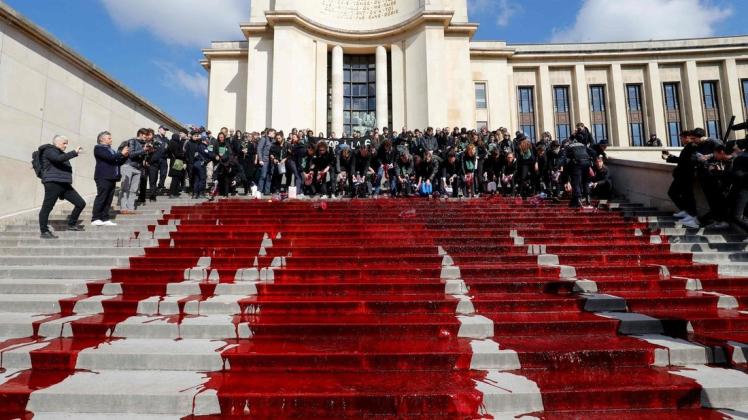 Mitglieder der Umweltorganisation "Extinction Rebellion" (XR) haben literweise Kunstblut über die Stufen der Trocadero-Treppe geschüttet. Foto: AFP/FRANCOIS GUILLOT