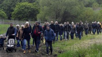 Entlang der Meldelinie der möglichen neuen B65 in Harpenfeld und Lockhausen wanderten die Teilnehmer des Schnatgangs. Foto: Helge Holz