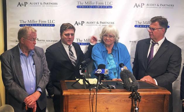 Rechtsanwalt Brent Wisner, Alberta Pilliod und Rechtsanwalt Michael Miller auf einer Pressekonferenz in San Francisco, wenige Stunden nachdem ein Gericht in Oakland das Unternehmen Bayer zu Schadenersatz in Höhe von insgesamt über zwei Milliarden Dollar (1,78 Milliarden Euro) an die beiden Kläger verurteilt hatte. Das Rentnerehepaar Pilliod macht geltend, wegen des von der Bayer-Tochter Monsanto erzeugten, hochumstrittenen Wirkstoffs Glyphosat an Krebs erkrankt zu sein. Foto: Paul Elias/AP/dpa Rechtsanwalt Brent Wisner, Alberta Pilliod und Rechtsanwalt Michael Miller auf einer Pressekonferenz in San Francisco, wenige Stunden nachdem ein Gericht in Oakland das Unternehmen Bayer zu Schadenersatz in Höhe von insgesamt über zwei Milliarden Dollar (1,78 Milliarden Euro) an die beiden Kläger verurteilt hatte. Das Rentnerehepaar Pilliod macht geltend, wegen des von der Bayer-Tochter Monsanto erzeugten, hochumstrittenen Wirkstoffs Glyphosat an Krebs erkrankt zu sein. Foto: Paul Elias/AP/dpa