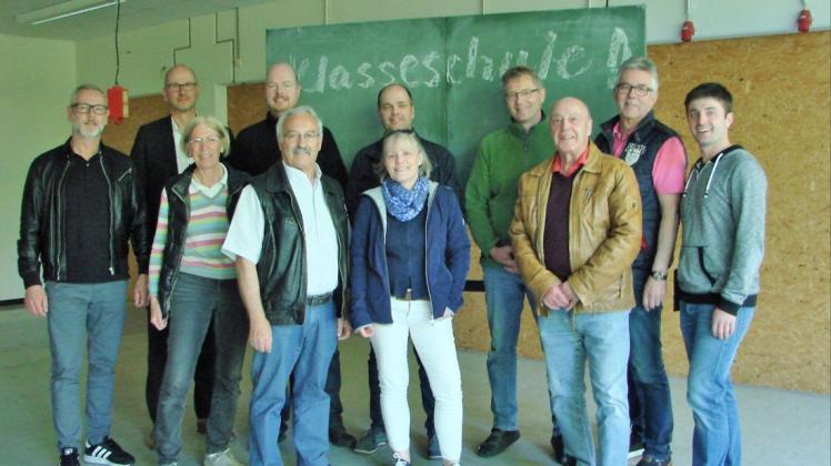 Mitglieder des Stadrates schauten sich die ehemaligen Räume der Hauptschule an. Hier könnte die Lösung des Problems mit der Grundschule Glane liegen. Foto: Susanne Pohlmann Mitglieder des Stadrates schauten sich die ehemaligen Räume der Hauptschule an. Hier könnte die Lösung des Problems mit der Grundschule Glane liegen. Foto: Susanne Pohlmann