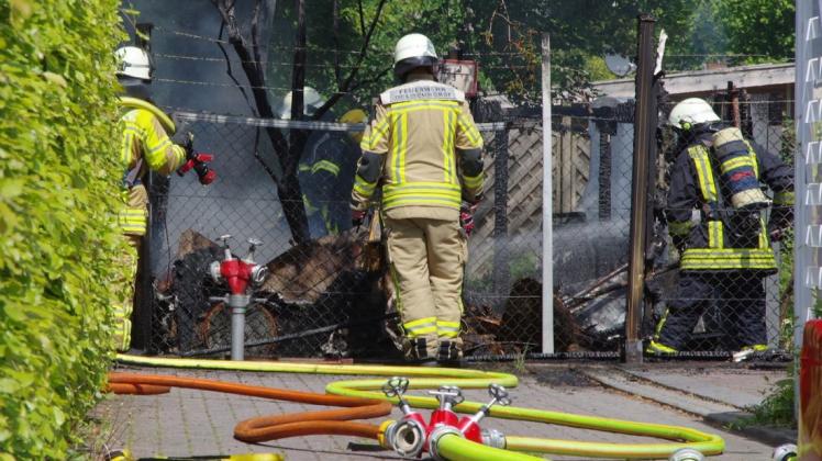 Die Flammen haben die Gartenlaube an der Brauenkamper Straße nahezu vollständig zerstört. Foto: Günther Richter