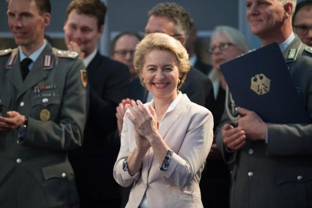 Konnte Doktortitel und Amt behalten: Verteidigungsministerin Ursula von der Leyen
Foto: Jörg Carstensen/dpa Konnte Doktortitel und Amt behalten: Verteidigungsministerin Ursula von der Leyen
Foto: Jörg Carstensen/dpa
